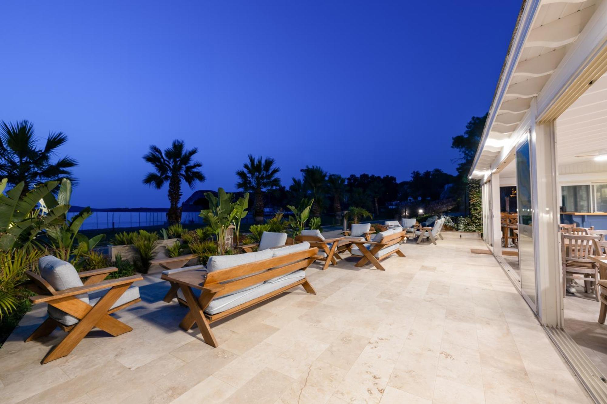 Navalia Hotel Foça Bagian luar foto