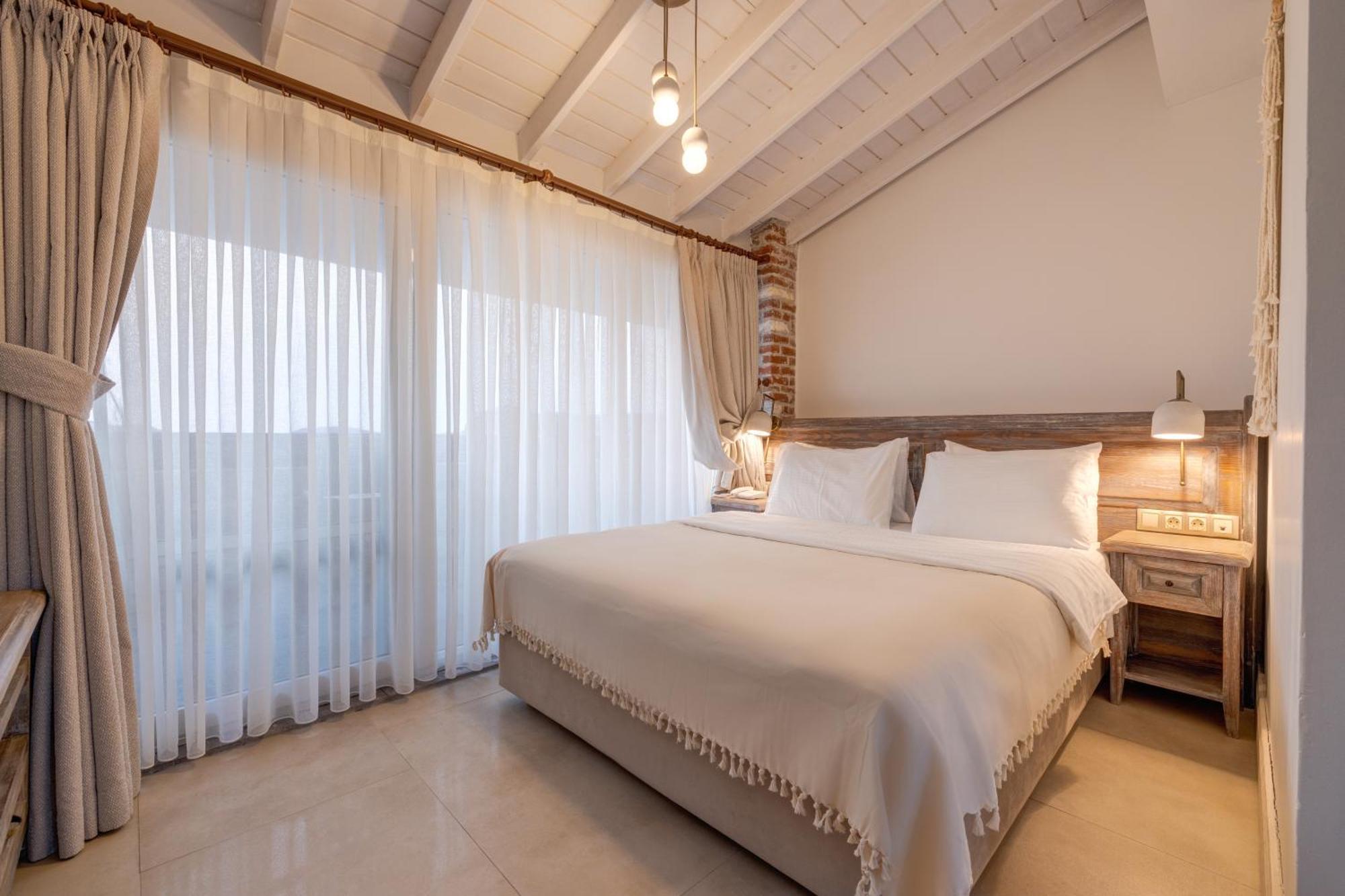 Navalia Hotel Foça Bagian luar foto