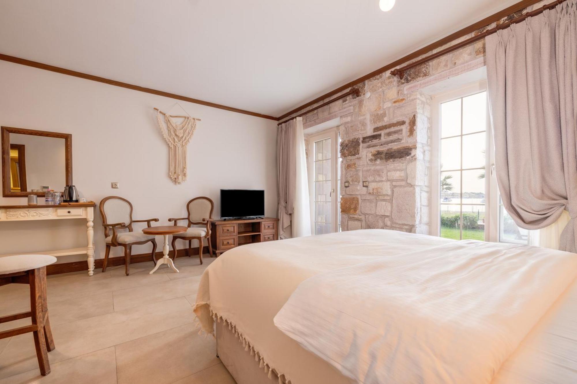 Navalia Hotel Foça Bagian luar foto