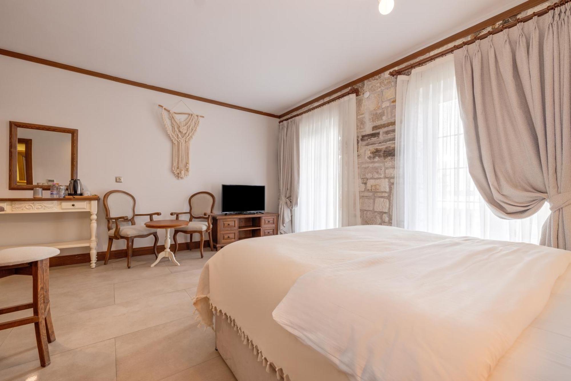 Navalia Hotel Foça Bagian luar foto