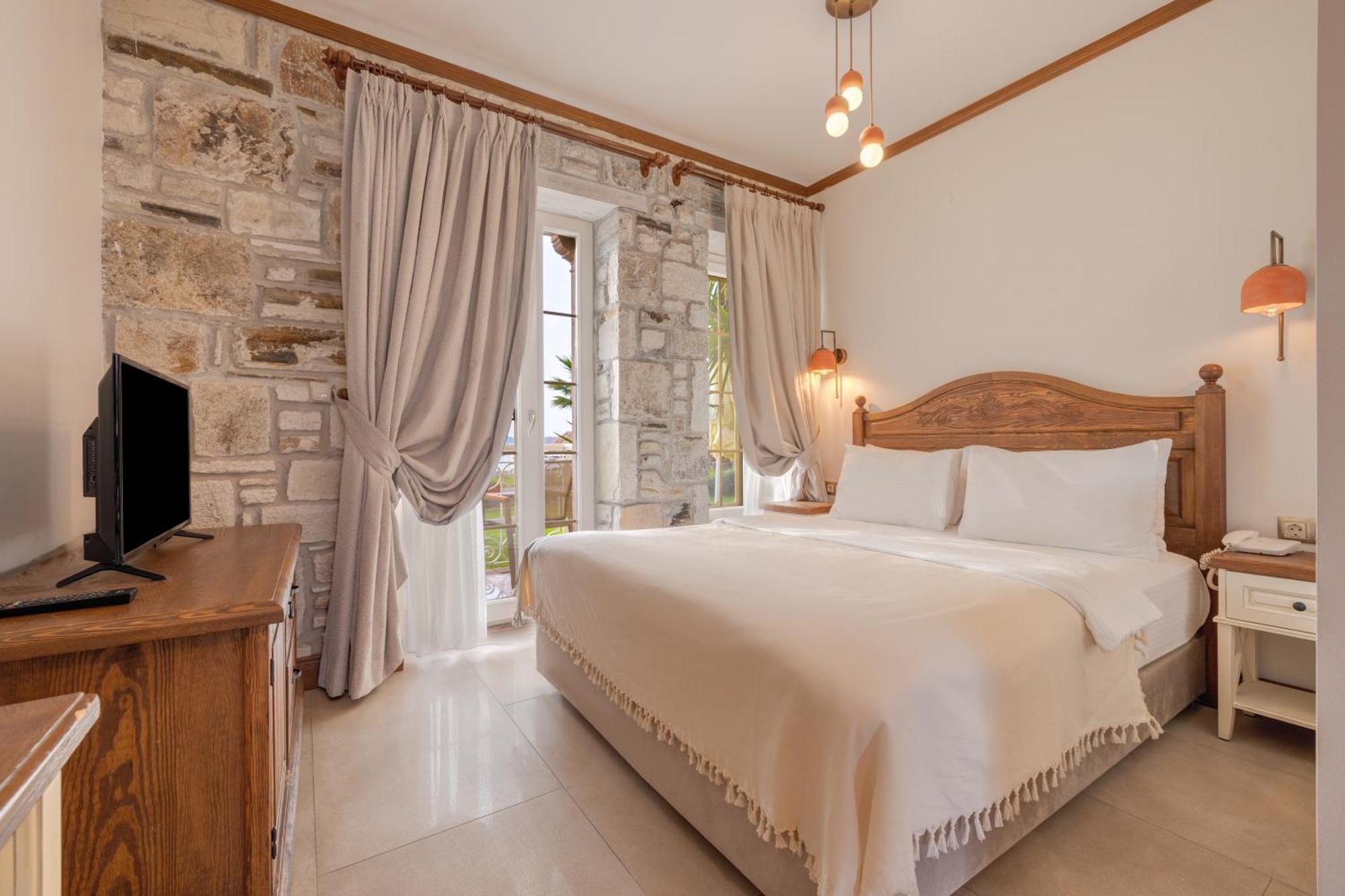 Navalia Hotel Foça Bagian luar foto