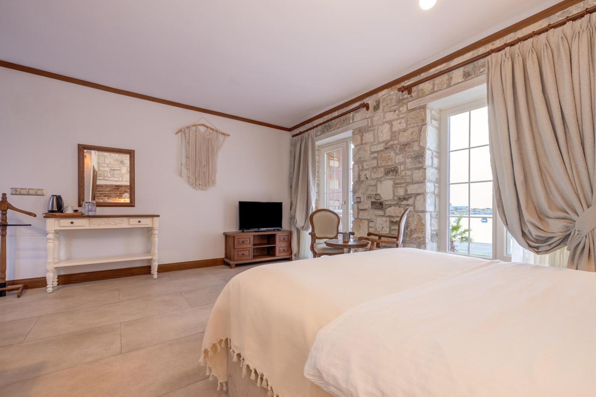 Navalia Hotel Foça Bagian luar foto