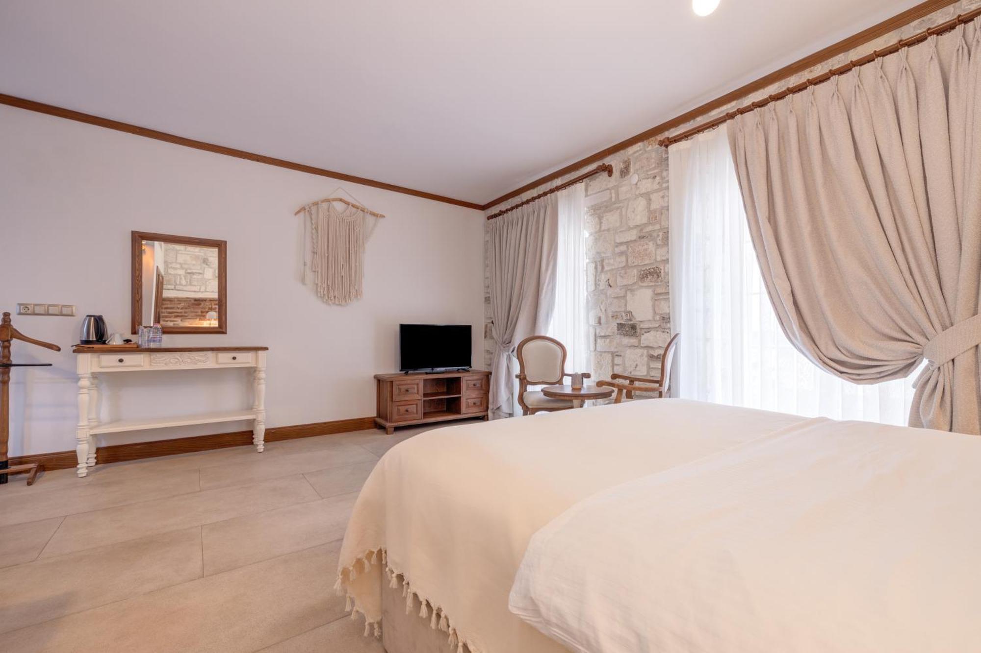 Navalia Hotel Foça Bagian luar foto